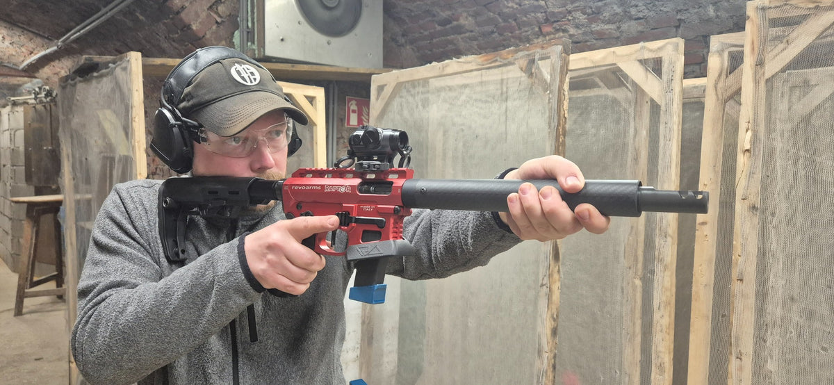 Revo Arms RA9 Raptor in Rot beim sportlichen Einsatz